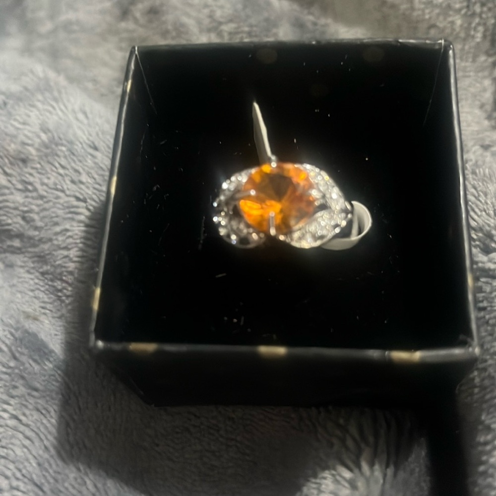 New with size tag and gift box size 7 rhinestone embellished ring